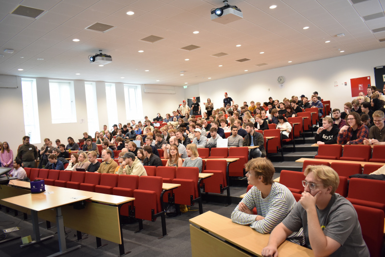 Studerende samlet i et auditorium