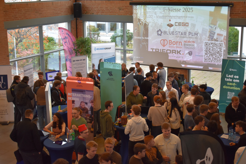 Studerende lytter under F-Messe
